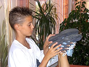 Neffe_Kinder_beim_Beinlängentest.jpg, 27kB